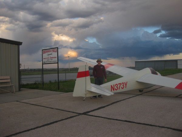 Tony in Falls City, NE after his Gold distance flight: "A good memory!"