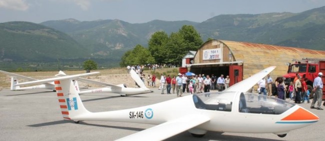 Edessa Gliding Club Grob and Hangar