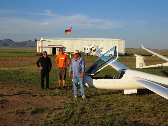 Tilo and Andy Lutz visit a Texan glider field